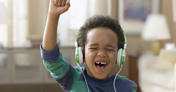 criança ouvindo música