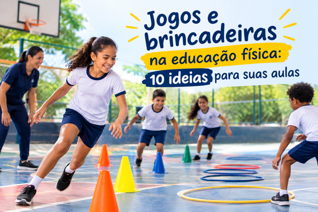 Aula de educação física em quadra escolar, com crianças participando de jogos e brincadeiras com cones e bambolês, acompanhadas por uma professora. A imagem destaca atividades recreativas e movimento durante a aula.